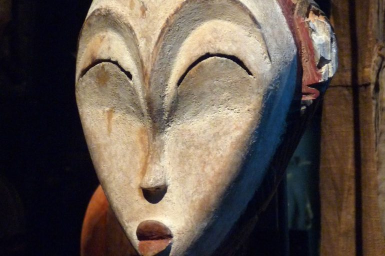 Máscara de madera, originaria de Gabón, ahora en Musée du quai Branly