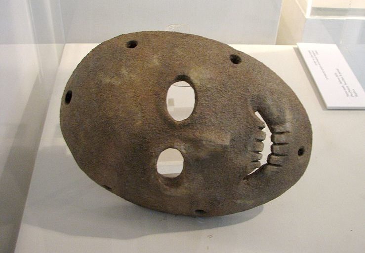 Masque en pierre néolithique