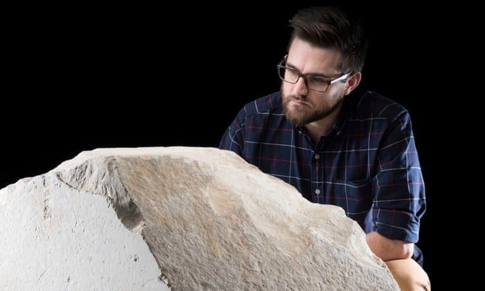 Dr. Daniel Potter von den National Museums Scotland mit dem seltenen Verkleidungsstein aus der Großen Pyramide von Gizeh