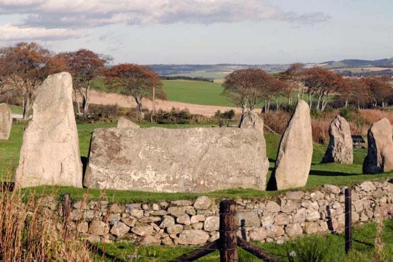 Círculo de piedra yacente, Escocia