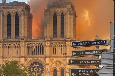 El incendio del año pasado destruyó el techo y la torre de Notre-Dame.