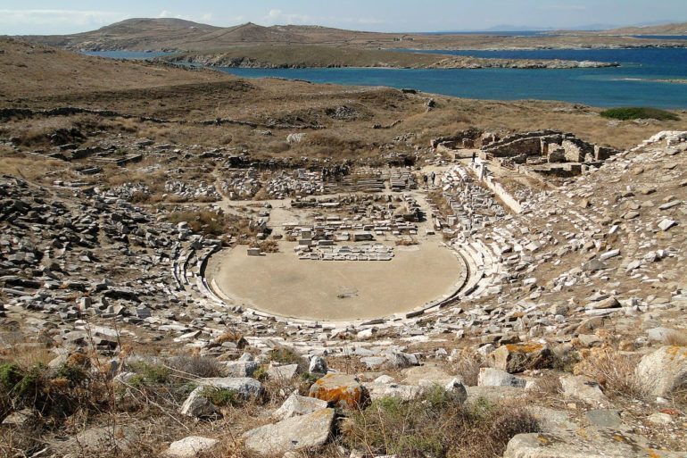 Teatro griego antiguo en Delos, Grecia