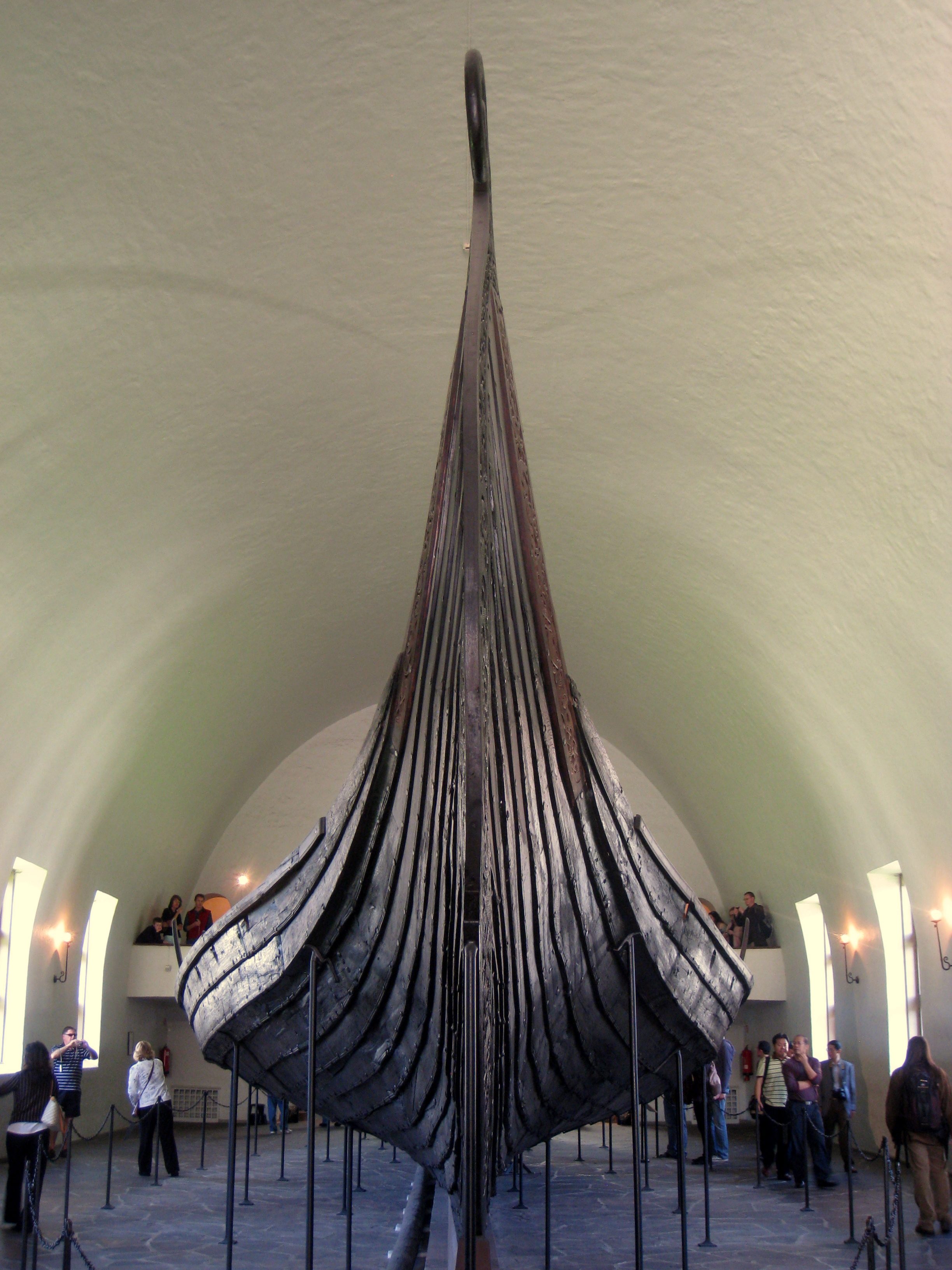 Nave Oseberg, una barca funeraria vichinga simile dalla Norvegia