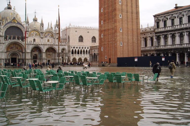 Acqua alta se inunda en la Piazza San Marco.