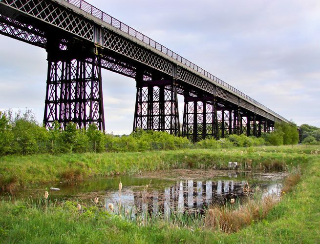 Bennerley Viaduct nabij Ilkeston, Derbyshire is een van de slechts twee overgebleven smeedijzeren spoorwegviaducten in het Verenigd Koninkrijk.