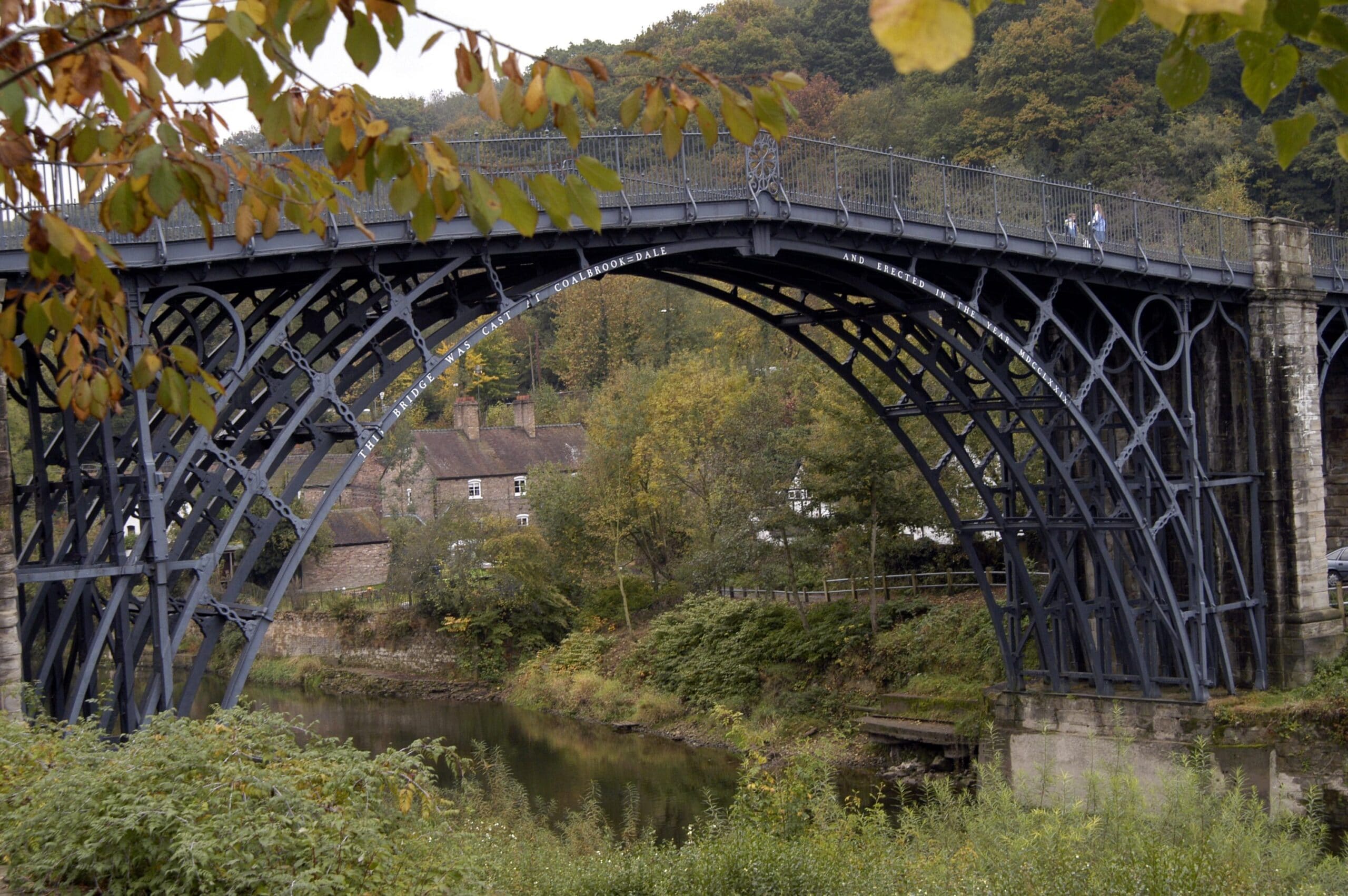 Imagen de fotograma completo del Puente de Hierro, Ironbridge, Inglaterra