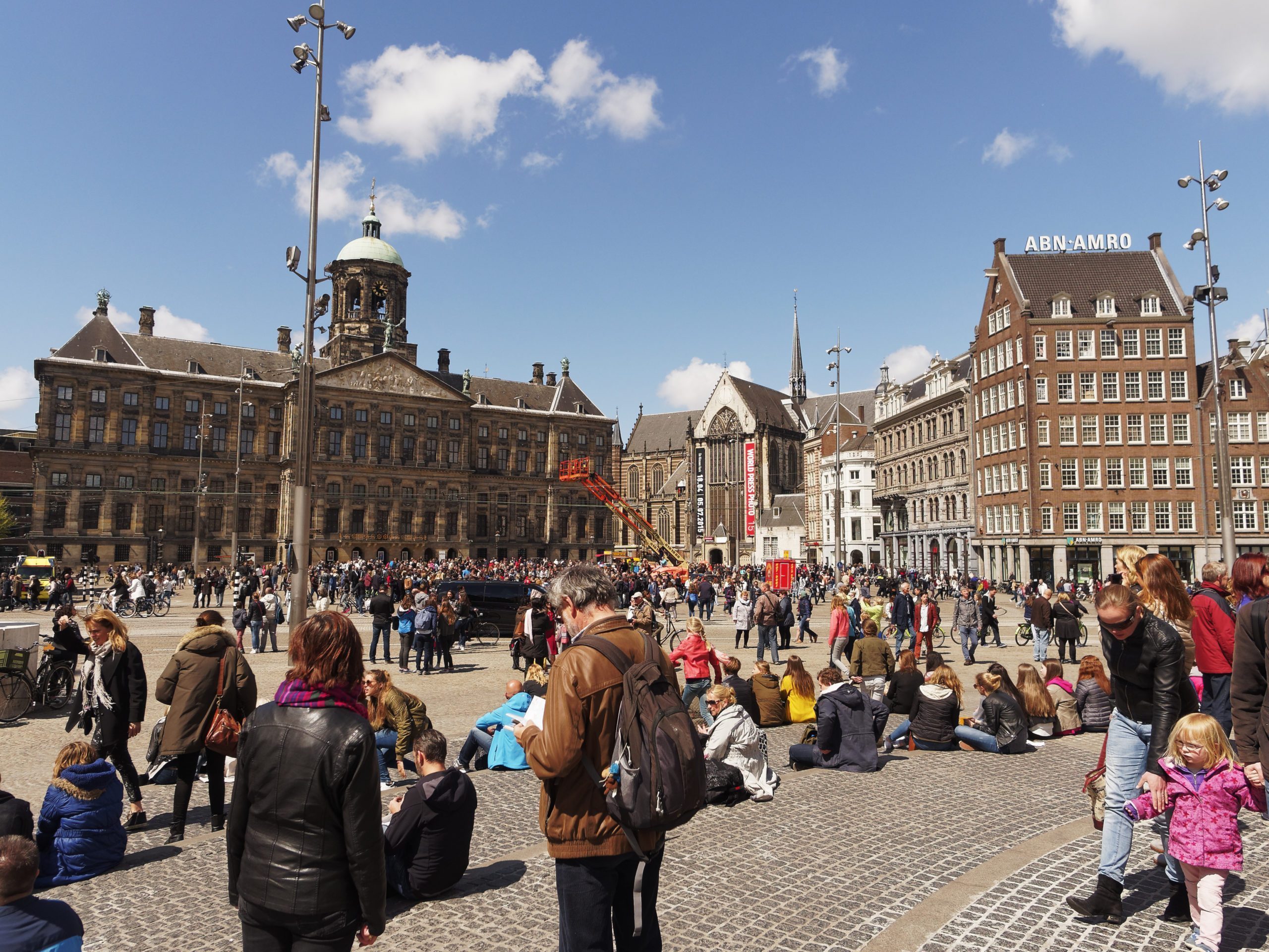 Piazza Dam ad Amsterdam è spesso vista brulicante di gente.