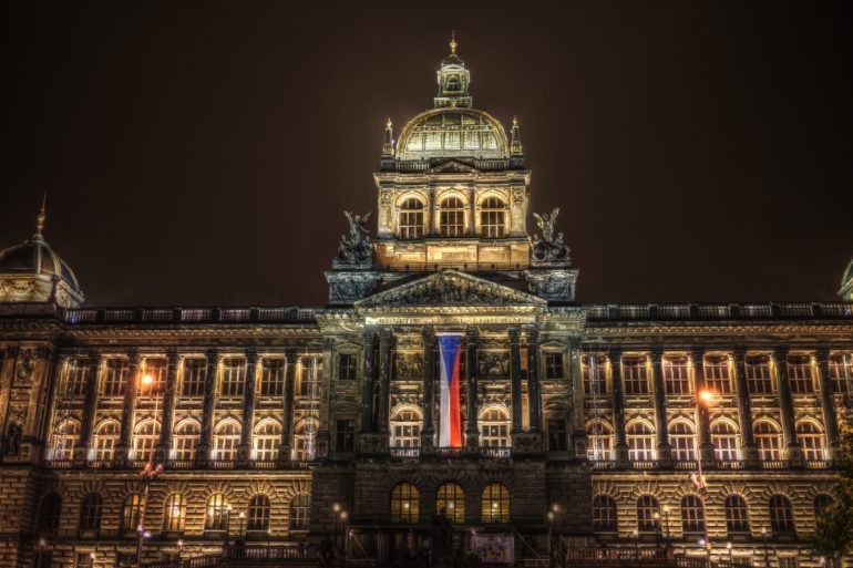 Alcune parti del Museo Nazionale sono state girate di notte in modo che i visitatori virtuali possano vedere come appare questa caratteristica dominante di Piazza Venceslao dopo il tramonto.