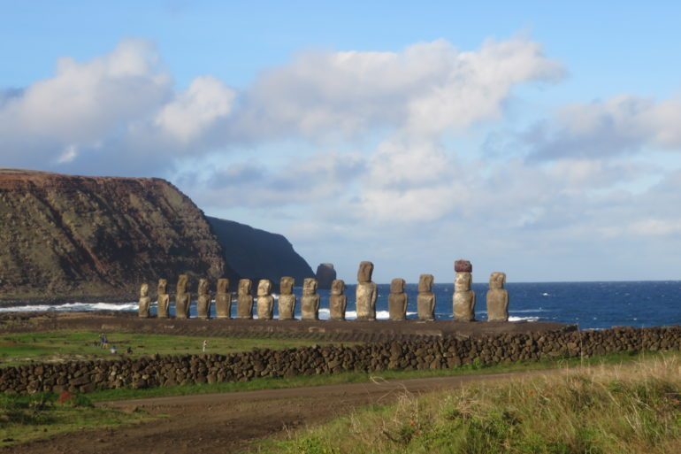 De oude moai-beelden van Rapa Nui lopen het risico omvergeworpen te worden door de stijgende zeespiegel.
