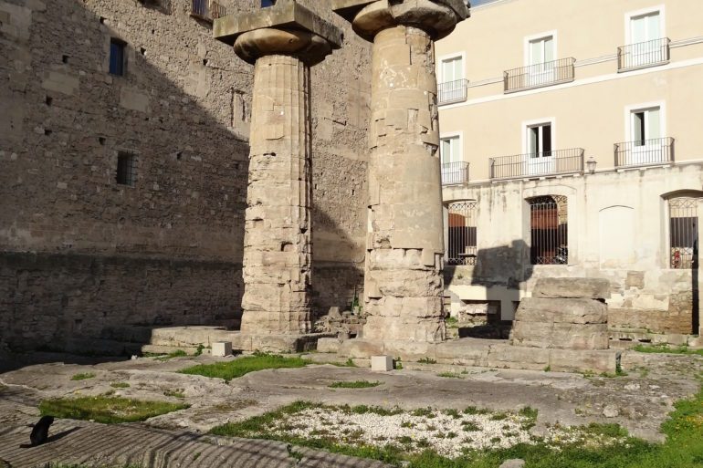 Dorische zuilen in de tempel van Poseidon in Taranto