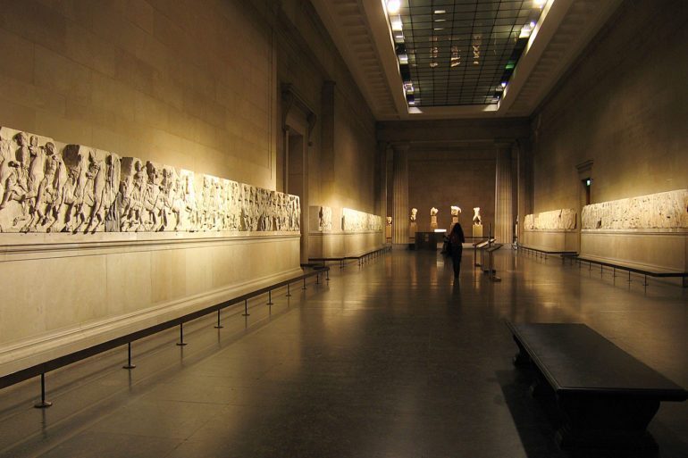 Die Skulpturen werden auch Elgin Marbles genannt, benannt nach dem britischen Diplomaten, der sie für das British Museum erworben hat.