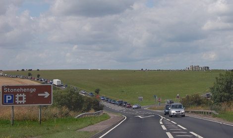 Svincolo autostradale della A303 e della A344 con sullo sfondo il sito Patrimonio dell'Umanità.