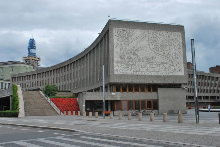 De bedreiging van 'Y'-blok in Oslo en het Nationale Theater van Albanië heeft geleid tot protesten van mensen.