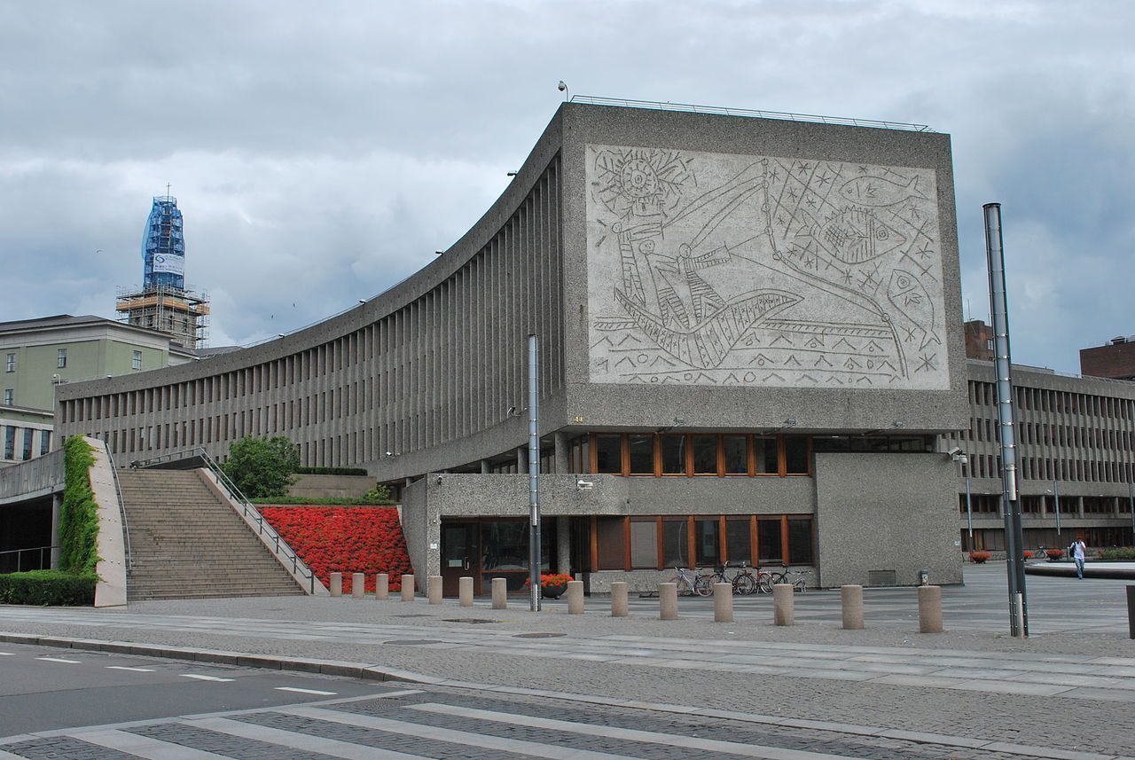 La puesta en peligro del bloque 'Y' en Oslo y el Teatro Nacional de Albania ha provocado protestas populares.