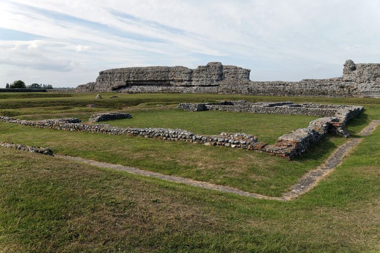 Het Romeinse fort in de buurt van het amfitheater is een belangrijke site van het erfgoed van het rijk in Engeland.