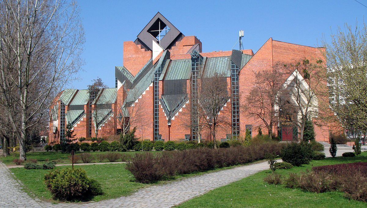 Kuba Snopek dit que ces églises modernes sont «la contribution polonaise la plus distinctive au patrimoine architectural du XXe siècle».