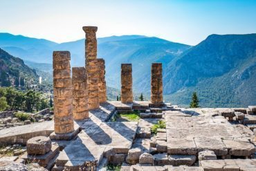 Il Tempio di Apollo a Delfi è uno dei siti che ora puoi visitare.