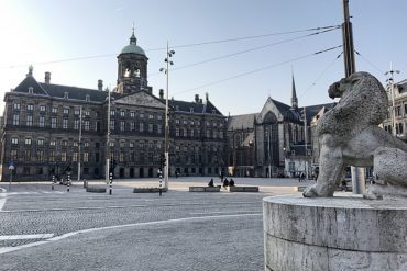 La Plaza Dam y el Palacio Real de Ámsterdam están vacíos debido al cierre.