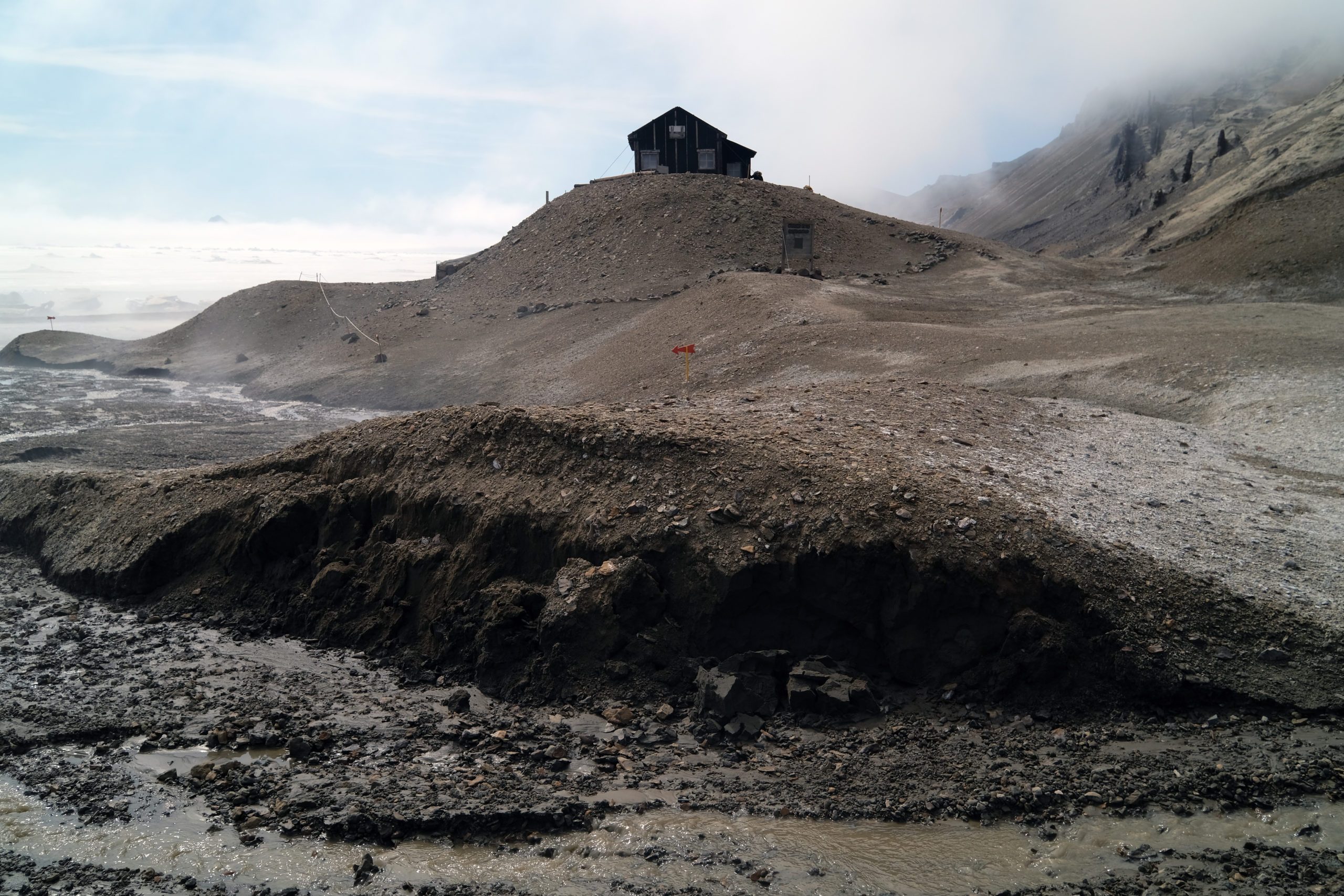 Stacja badawcza na wyspie Snow Hill. Na pierwszym planie widać, jak roztopiona woda powoduje erozję gleby i osuwanie się ziemi
