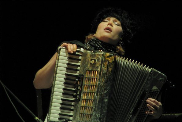 Actuación de DakhaBrakha de Iryna Kovalenko.