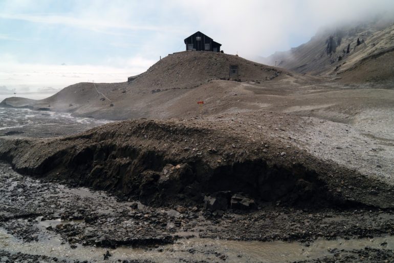La station de recherche sur l'île Snow Hill. Au premier plan, on peut voir comment l'eau de fonte provoque l'érosion du sol et les glissements de terrain