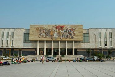 Das National Historic Museum in Tirana, Albanien, ist eines der Museen mit hohem Risiko.