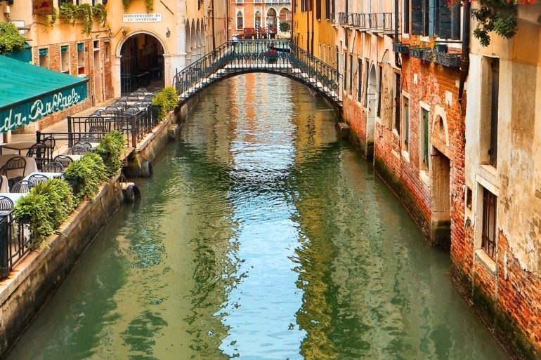 La economía de Venecia se ha visto devastada por la falta de turistas tras la pandemia.