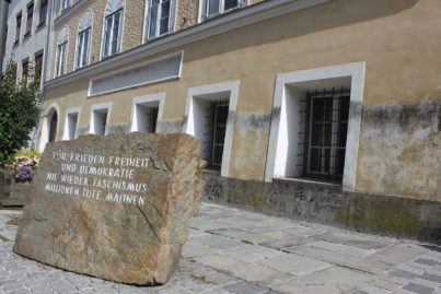 Het gele hoekgebouw in Braunau Am Inn in Oostenrijk waar Hitler zou zijn geboren.