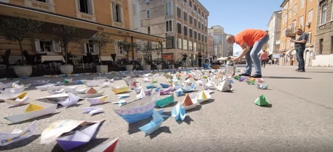 Les bateaux en papier colorés à Rijeka, Croatie