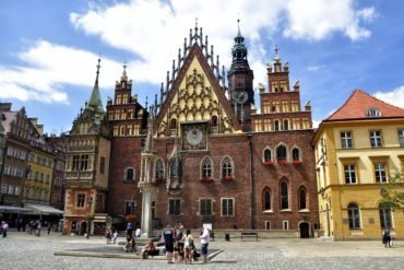 Neder-Silezië verwierf bekendheid voor tijdens en na de Tweede Wereldoorlog als een locatie waar de nazi's goederen verstopten die waren gestolen van rijke joden en musea en galerieën in heel Europa.