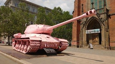 Pink Tank, ein sowjetisches Denkmal zum Gedenken an die Befreiung nach dem Zweiten Weltkrieg, wurde 1991 von David Cerny rosa gestrichen, um die Befreiung von sowjetischen Truppen zu symbolisieren.