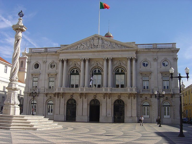 Het stadhuis herbergt de gemeentelijke kamer van Lissabon, de burgemeester en het personeel van meer dan 100 mensen.