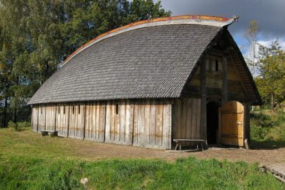 Exemple d'une maison longue Viking en Suède.