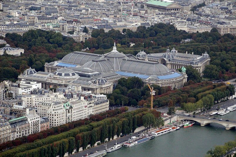 Grand Palais, gezien vanaf de Eiffeltoren, Parijs, Frankrijk.