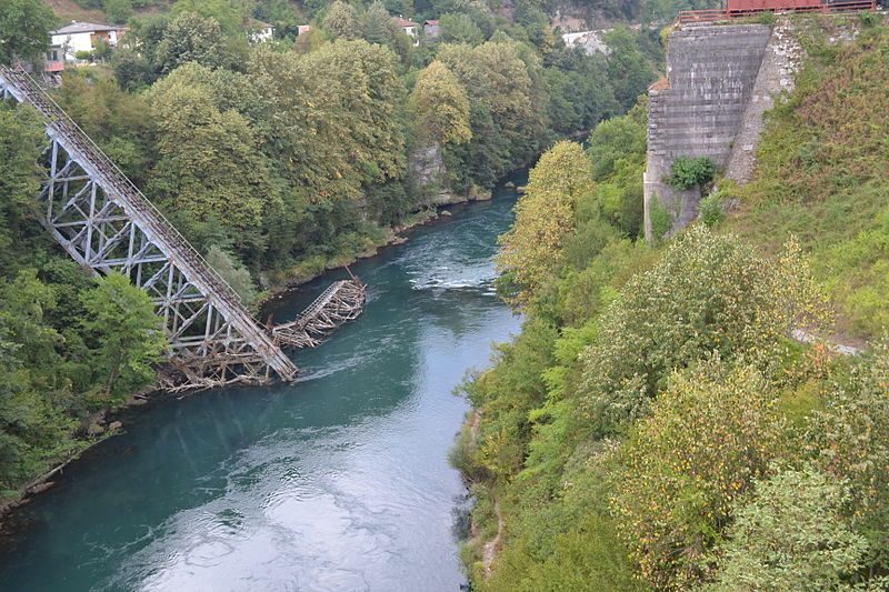 El puente sobre el río Neretva en Bosnia y Herzegovina