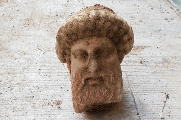 Antica testa del dio greco Hermes