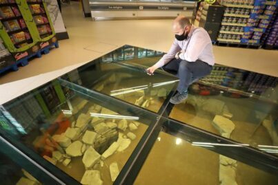 Colm Kelly, Merchandising-Manager von Lidl, beobachtet die Überreste durch die Glasscheibe.