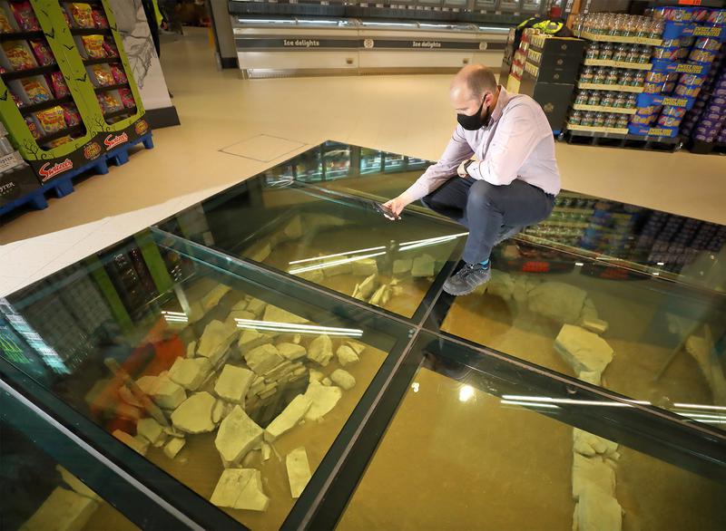 Colm Kelly, responsabile del merchandising di Lidl, osserva i resti attraverso il vetro.