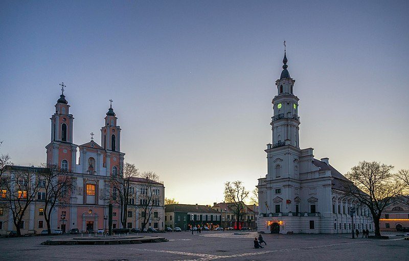 Kirche St. Francis Xavier und Rathaus von Kaunas.
