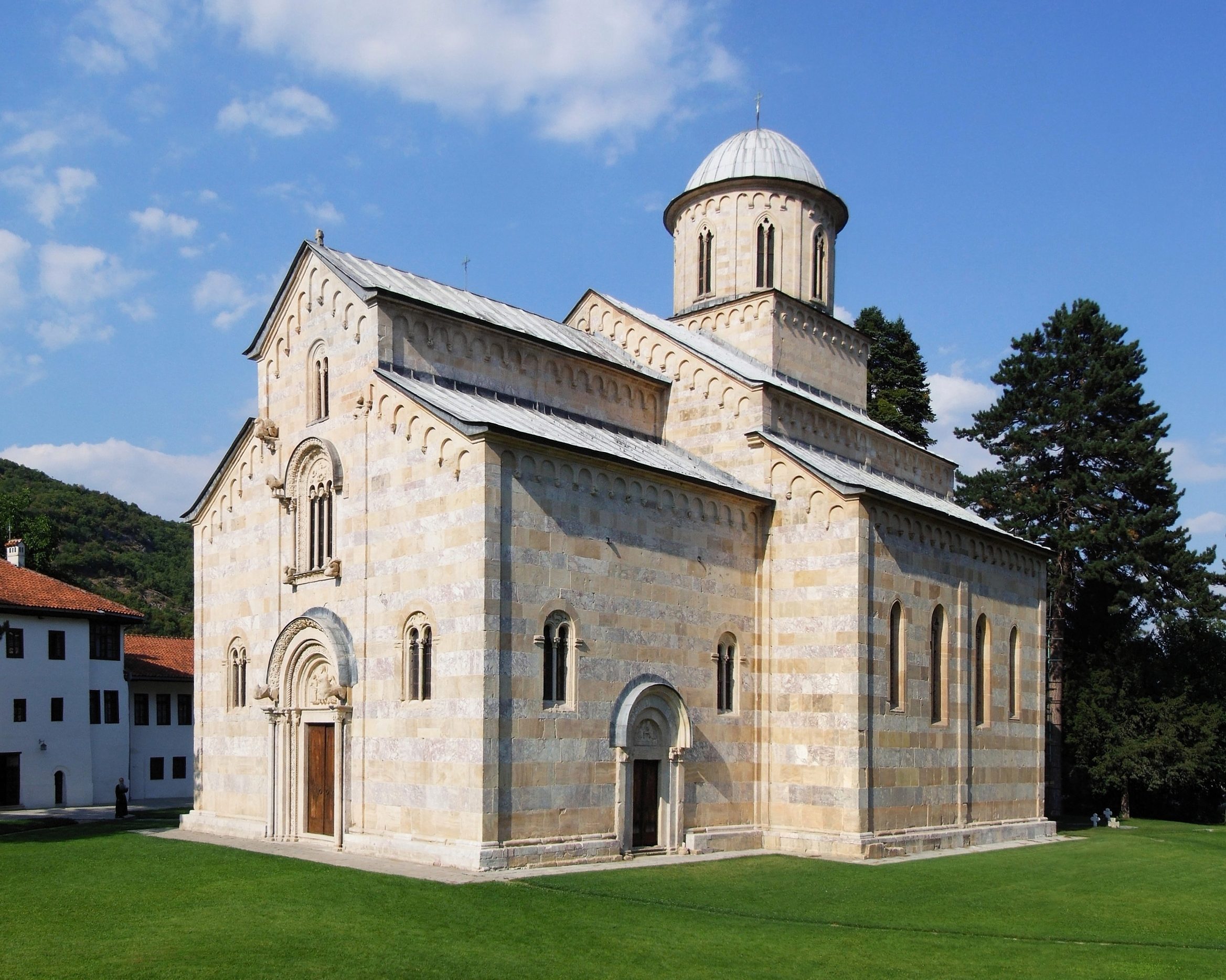 De kerk van het Visoki Dečani-klooster in Kosovo