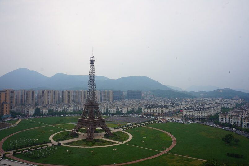 Réplique de la Tour Eiffel surplombant Tianducheng, Chine.