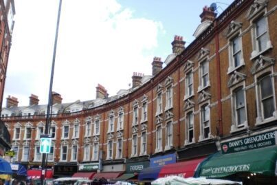 Electric Avenue in Brixton, Londen, met Victoriaanse huizen