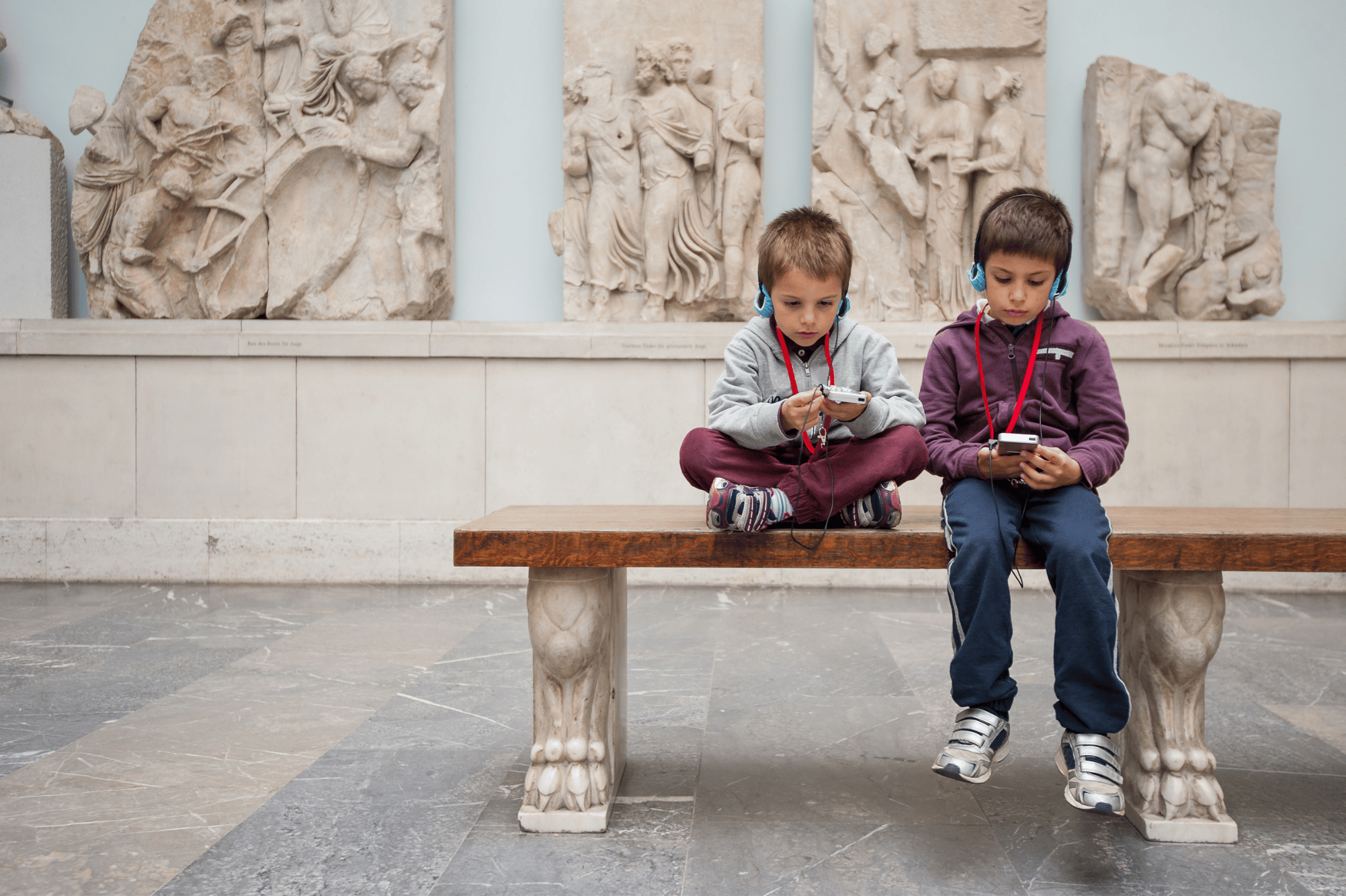 Kids in Pergamonmuseum à Berlin, Allemagne