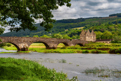 Eine Brücke, die einen Fluss in Tipperary, Irland kreuzt