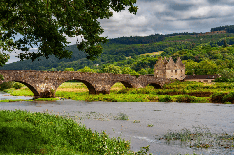 Een brug over een rivier in Tipperary, Ierland