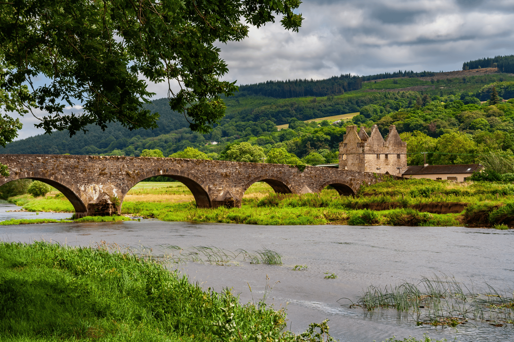 Un pont traversant une rivière à Tipperary, Irlande