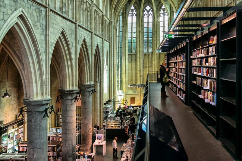 Die Dominikanische Kirche in Maastricht, Niederlande, wurde zu einer Buchhandlung umgebaut