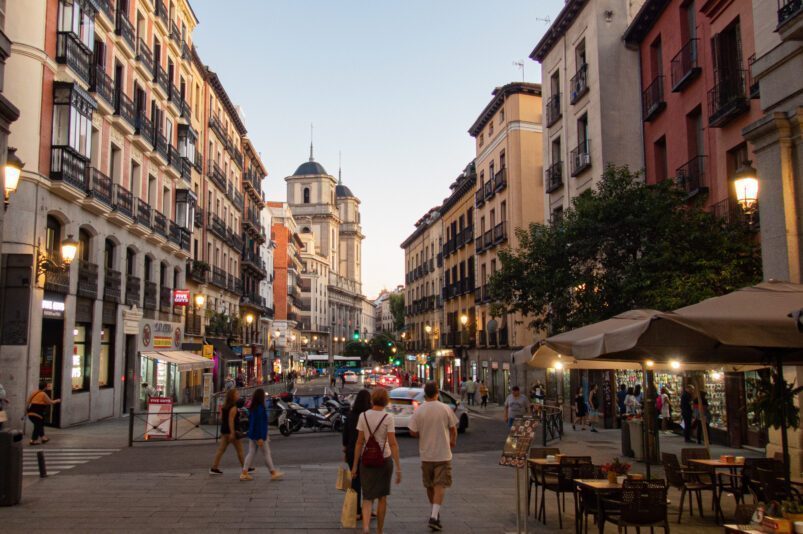 Eine Einkaufsstraße in Madrid namens Calle de Toledo