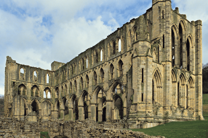Abadía de Rievaulx en Yorkshire, Inglaterra. Imagen: S. Greg Panosian a través de Canva