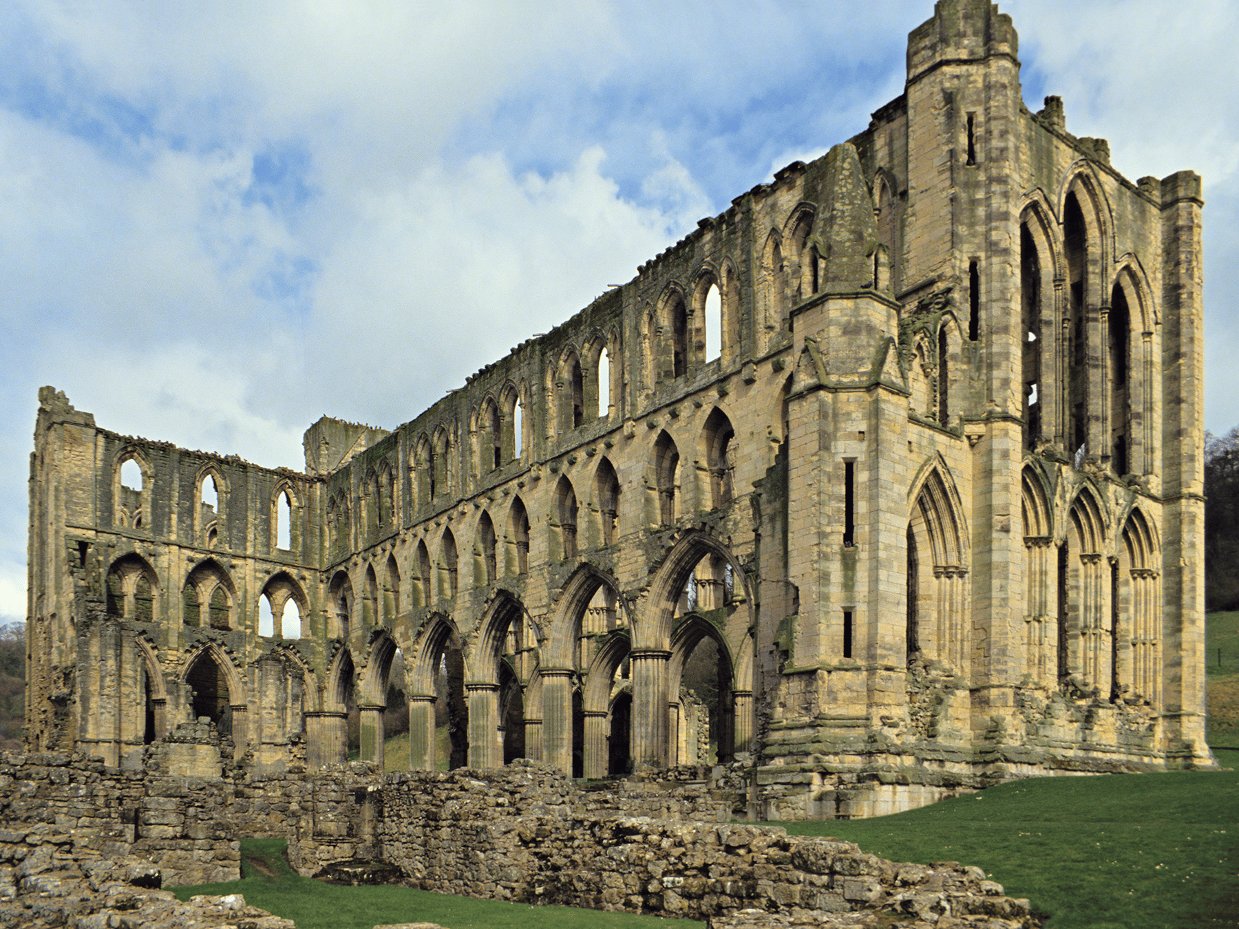 Abbaye de Rievaulx dans le Yorkshire, en Angleterre. Image : S. Greg Panosian via Canva